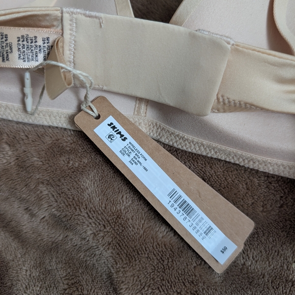 NWT SKIMS Wireless Form T-shirt Bra Size 34A - $50 Retail - Picture 3 of 8